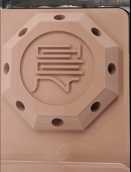 車間實拍五軸設備雕刻代木立體LOGO