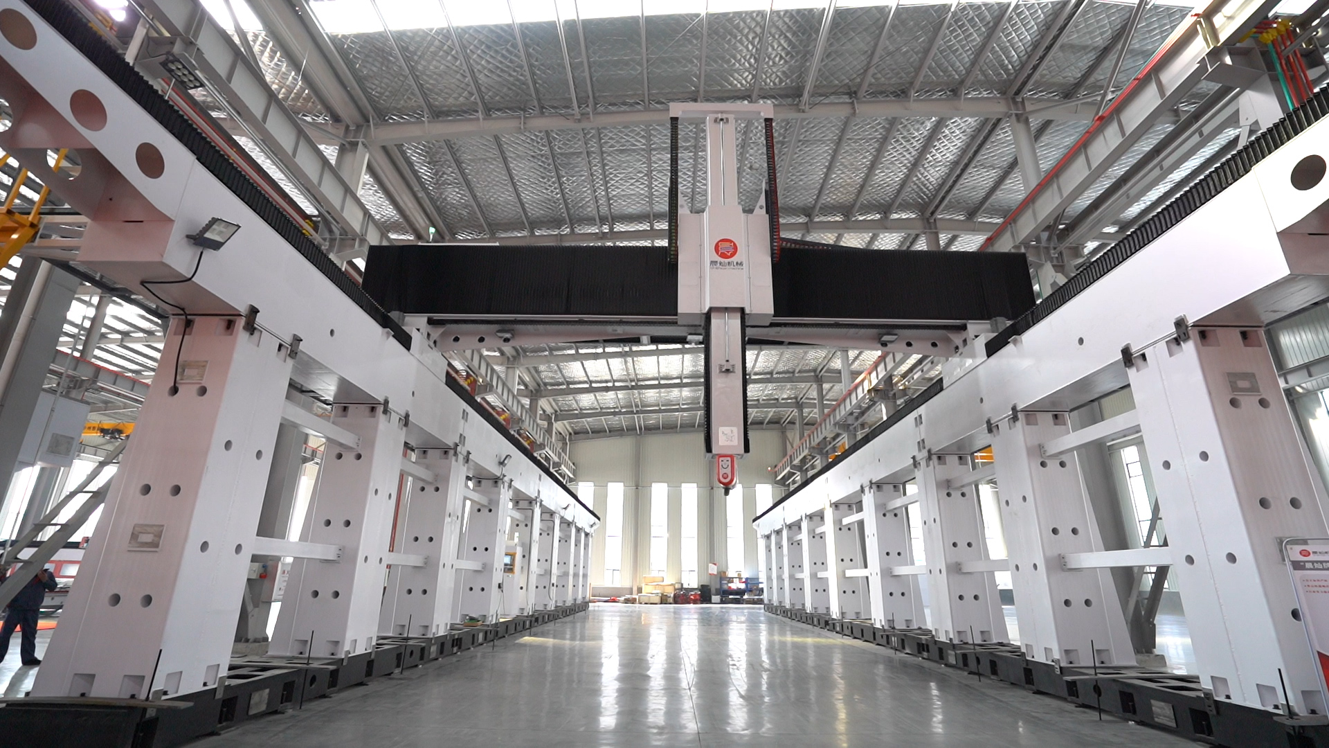 31米風(fēng)電五軸龍門加工中心正面廣角拍攝.jpg