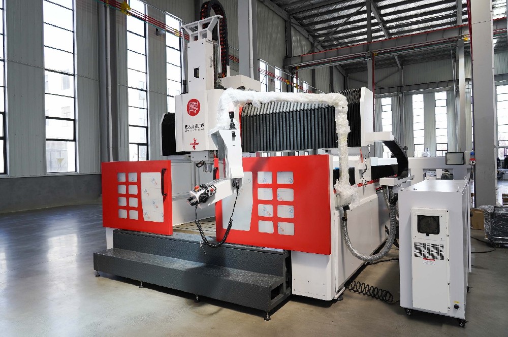 SM2520三軸鋁模加工中心右前視圖 (2).JPG