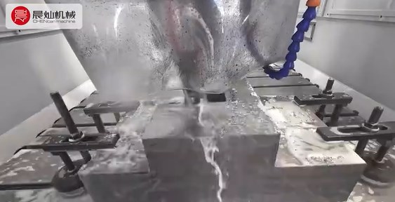 晨燦機械SM2016加工鋼件