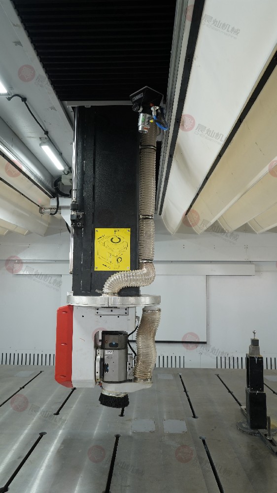 FC5030全封閉式高速五軸龍門加工中心_五軸頭_側面特寫_白天__實拍__豎屏__TP05828.JPG