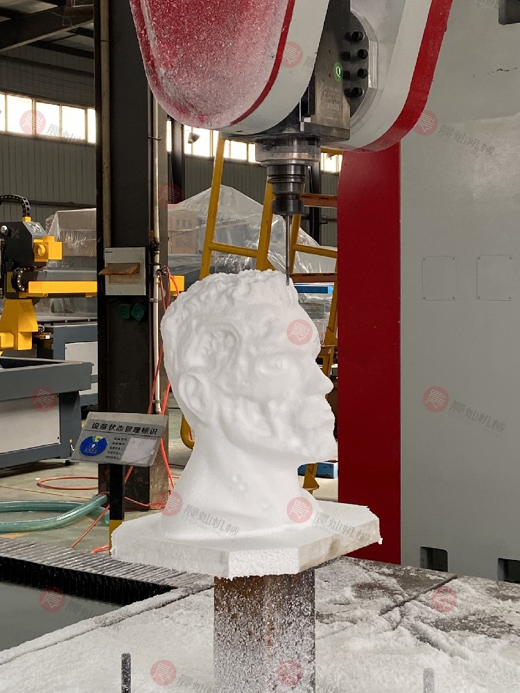 定梁動臺五軸龍門加工中心_加工泡沫樣品終結者頭像精銑_側面近景_白天__實拍__豎屏__TP01599.jpg