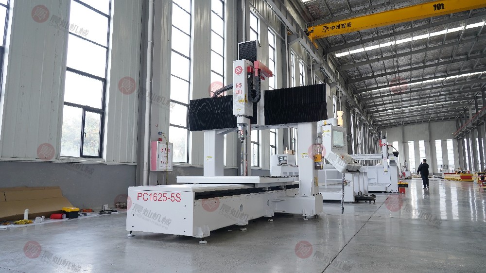 PC1625-5S定梁動(dòng)臺(tái)五軸龍門加工中心_右前視圖_側(cè)面中景_白天__實(shí)拍__橫屏__TP05669.JPG