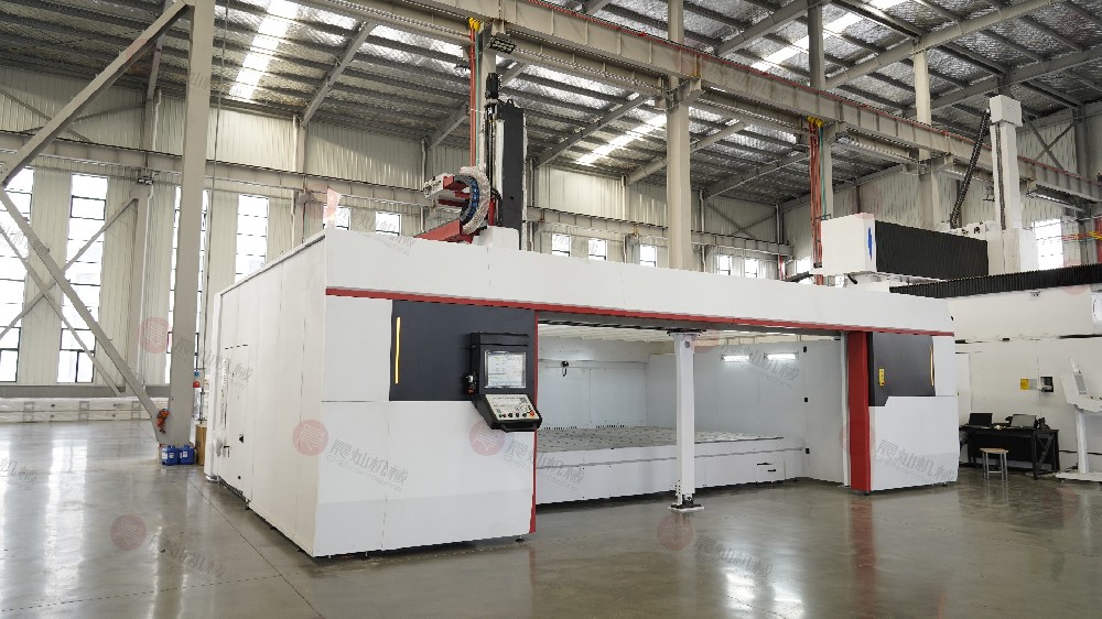 FC5030全封閉式高速五軸龍門加工中心_開門_側面近景_白天__實拍__橫屏__TP05792.JPG
