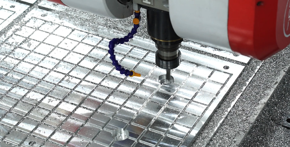 高精五軸，鋁型材銑孔一氣呵成，千錘百煉只為一刀到位的驚艷！